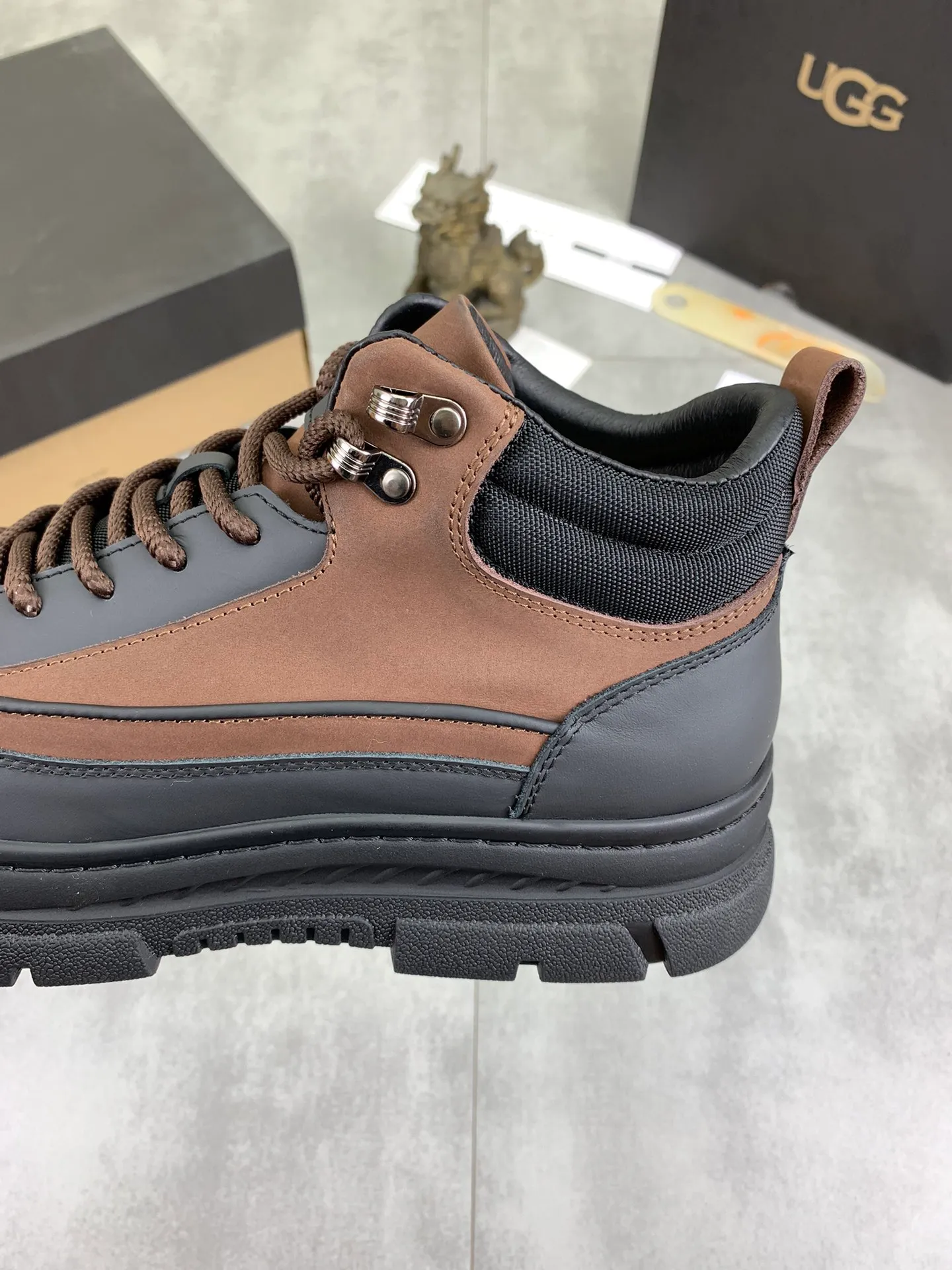 Men's Men's Shoes P620 [New Style] 💰 🆘 "Real Wool" [UGG] 👉 Popular men's shoes official website synchronization 🔰 Genuine quality [proud] is not comparable to the imitations in the general market 🌀 The upper is imported Italian frosted cowhide, and the lining: foot pad 🅰️ grade 🐑 real wool 👻 Only Grade A can show the effect The hand feels smooth and delicate 🔱The shoe shape is grand, only genuine factories can achieve it 🎄The perfect toughness of the original outsole 👻⬛️ allows customers to bid farewell to one-time consumption. Real wool lining, super warm. 3️⃣Colors available Sizes: 38-44